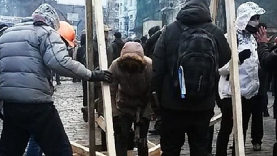 В это время на Майдане сооружают катапульту