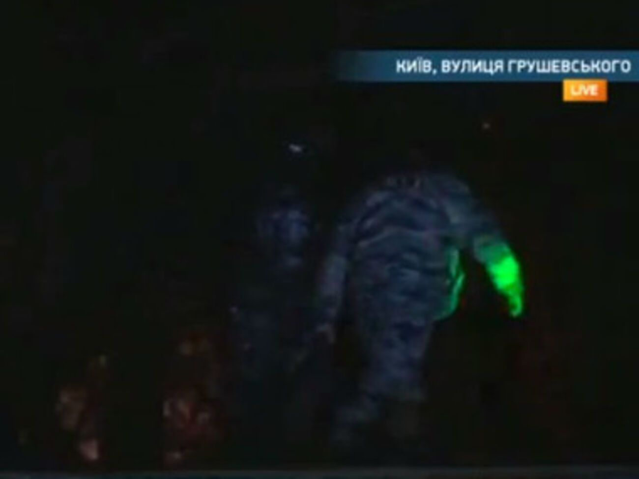 "Беркут" тащит задержанного