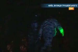 "Беркут" тащит задержанного