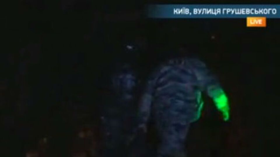 "Беркут" тащит задержанного