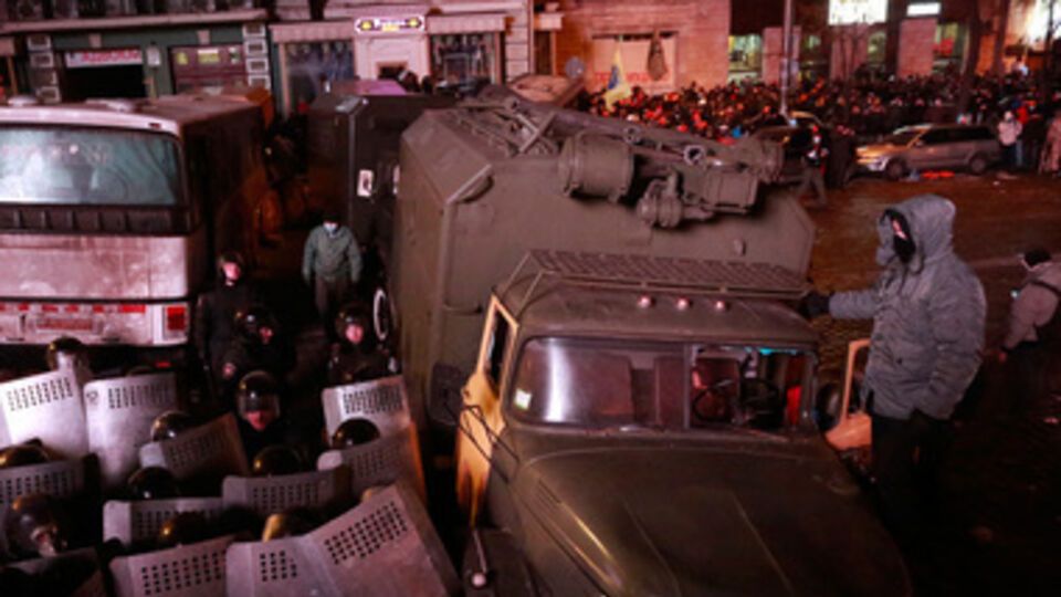 Милиционеры и активисты на Грушевского