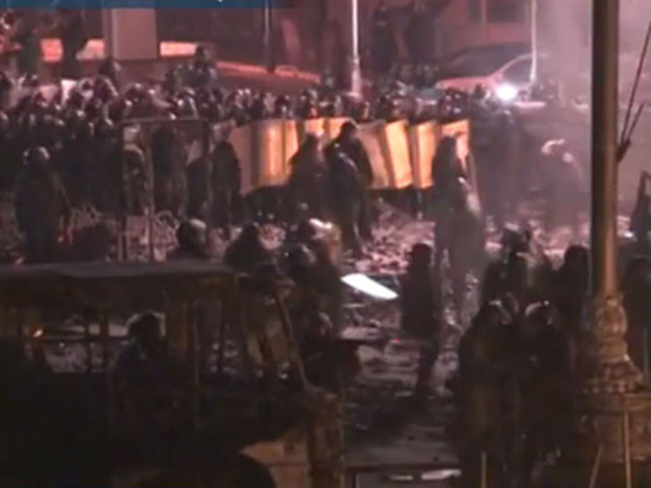 "Беркут" оттесняет активистов с Грушевского