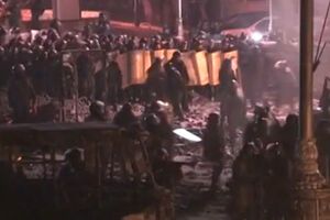 "Беркут" оттесняет активистов с Грушевского