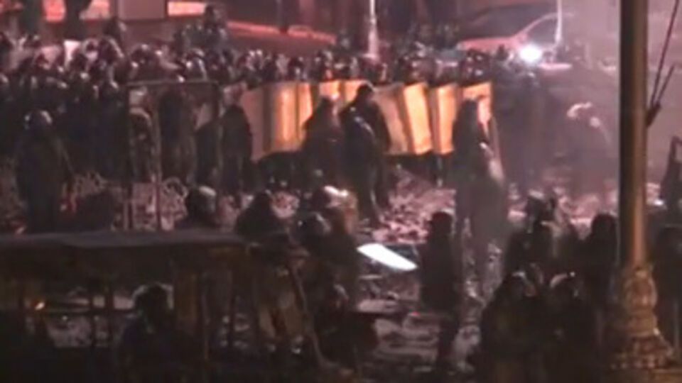 "Беркут" оттесняет активистов с Грушевского