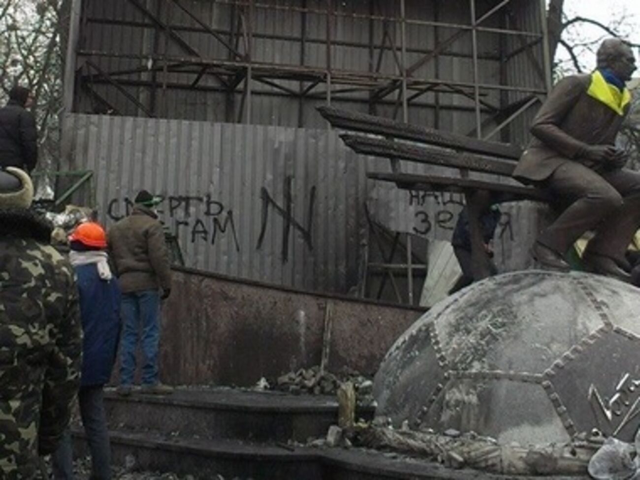 Памятник Лобановскому поврежден в ходе столкновений