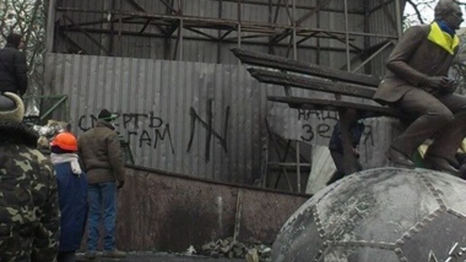 Памятник Лобановскому поврежден в ходе столкновений