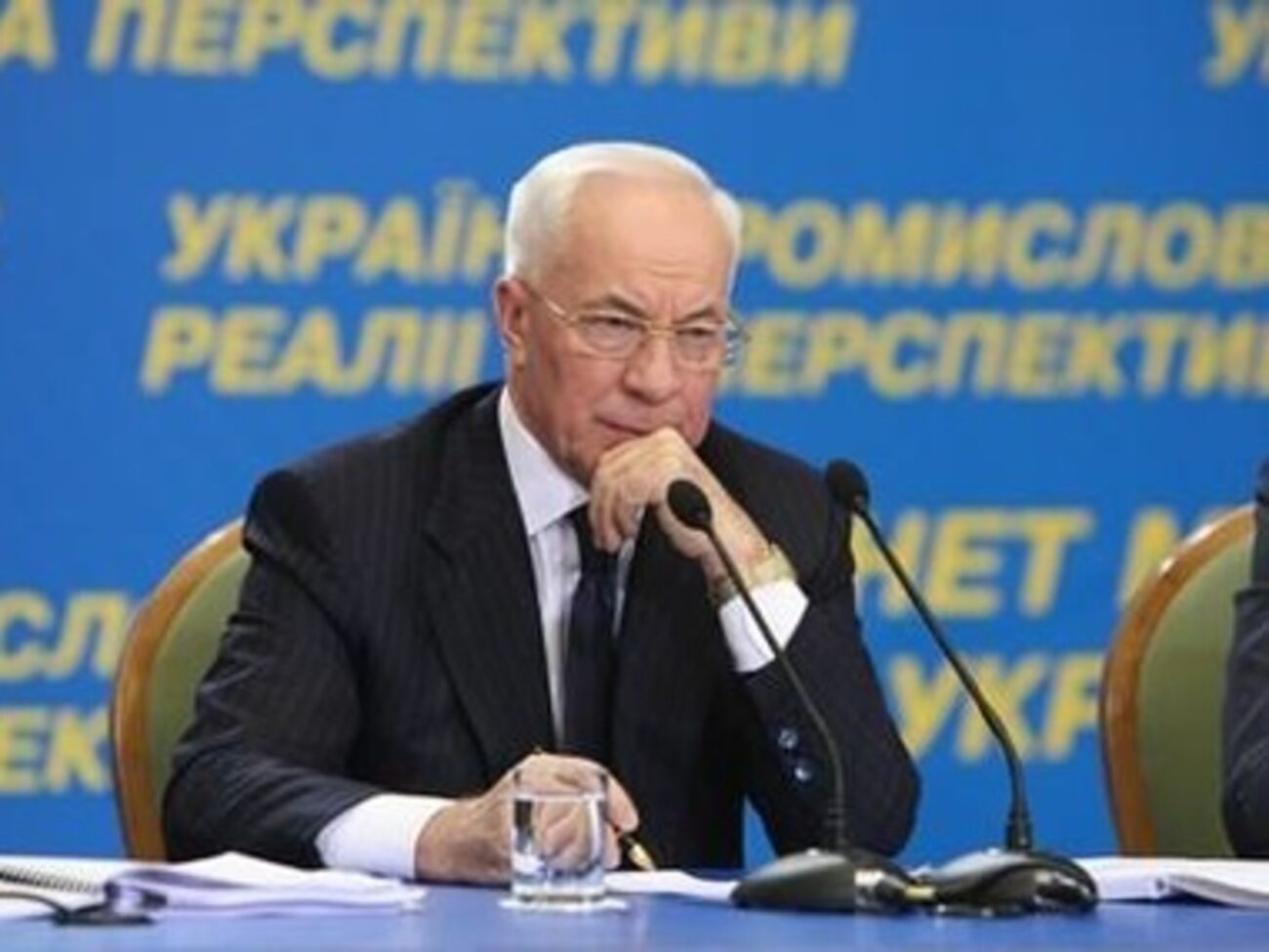 Азаров не боится международного давления