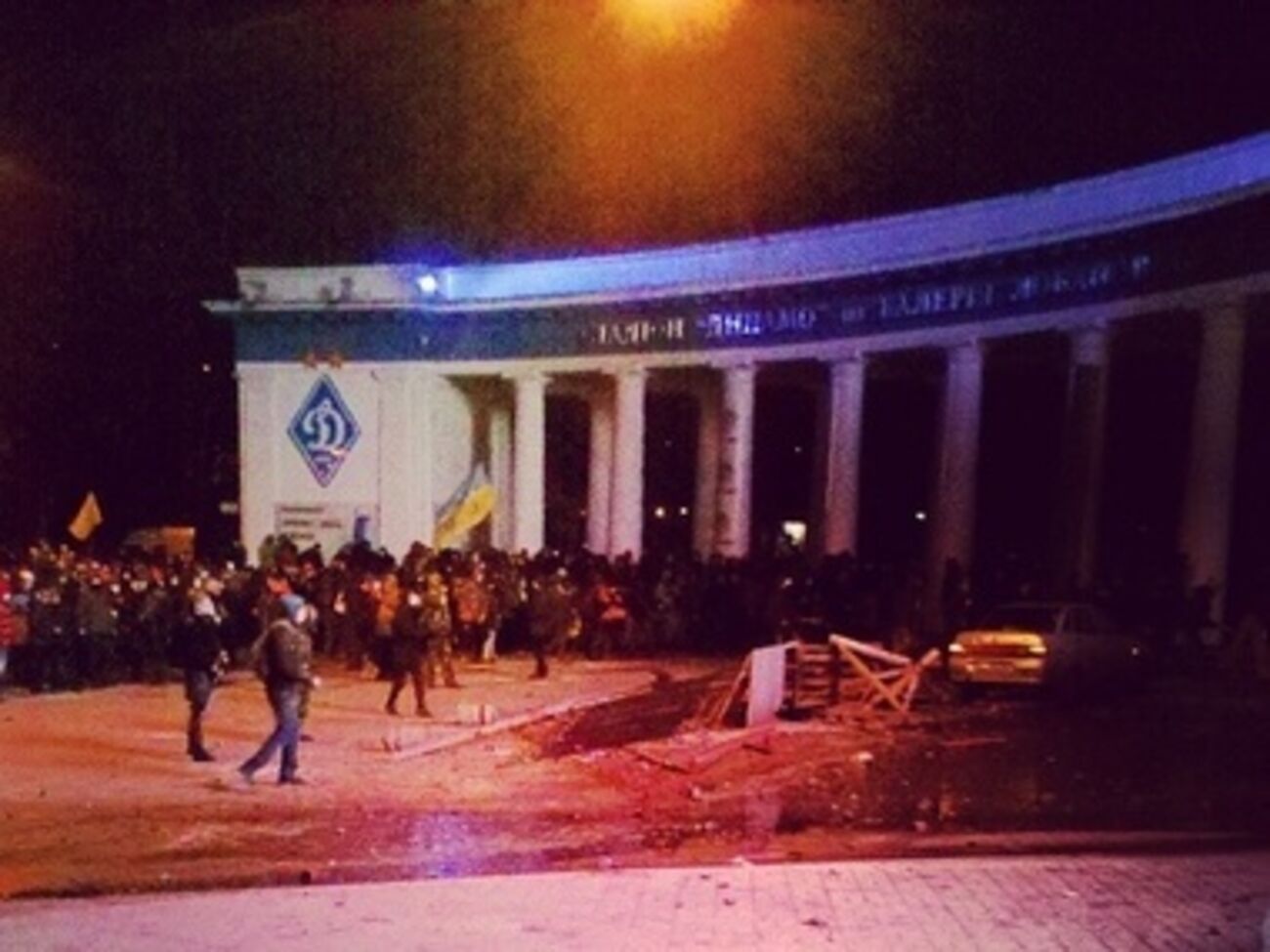 Парень упал с колоннады стадиона