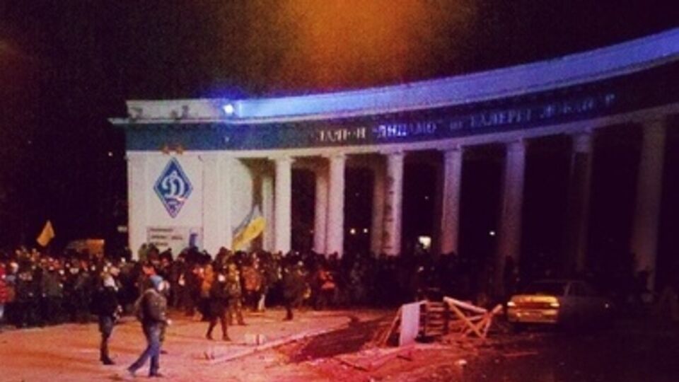 Парень упал с колоннады стадиона