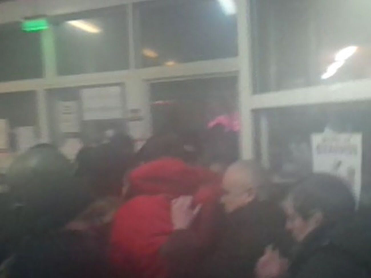 "Титушек" выводят из Дома профсоюзов