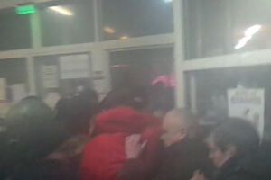 "Титушек" выводят из Дома профсоюзов