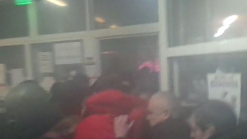 "Титушек" выводят из Дома профсоюзов