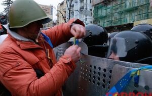 Cиловиков убеждают, что митингующие стоят за деньги