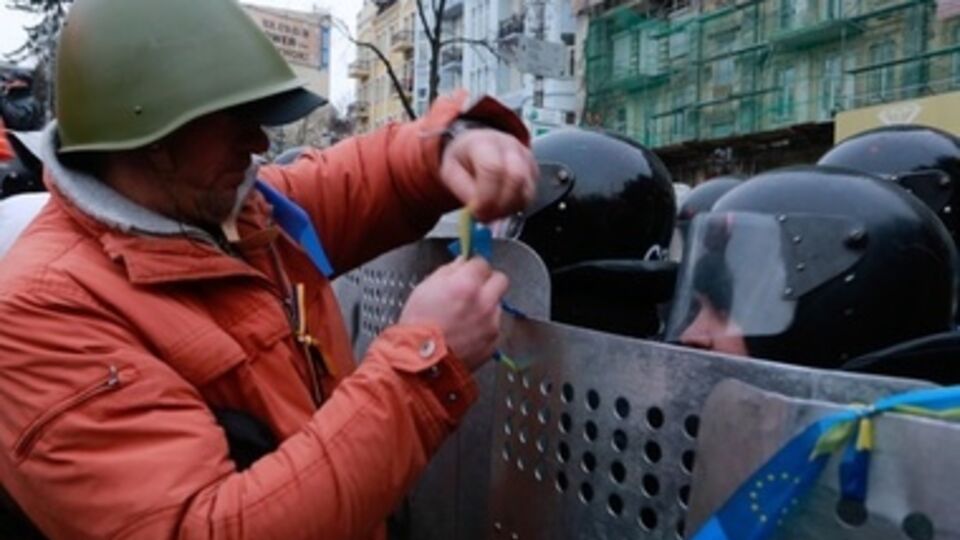 Cиловиков убеждают, что митингующие стоят за деньги