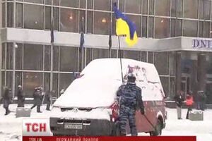 "Беркут" нападает на украинский флаг