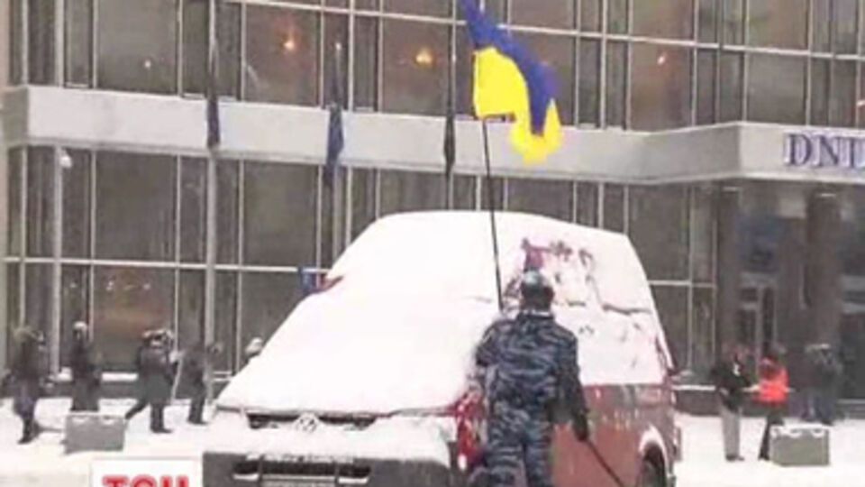 "Беркут" нападает на украинский флаг