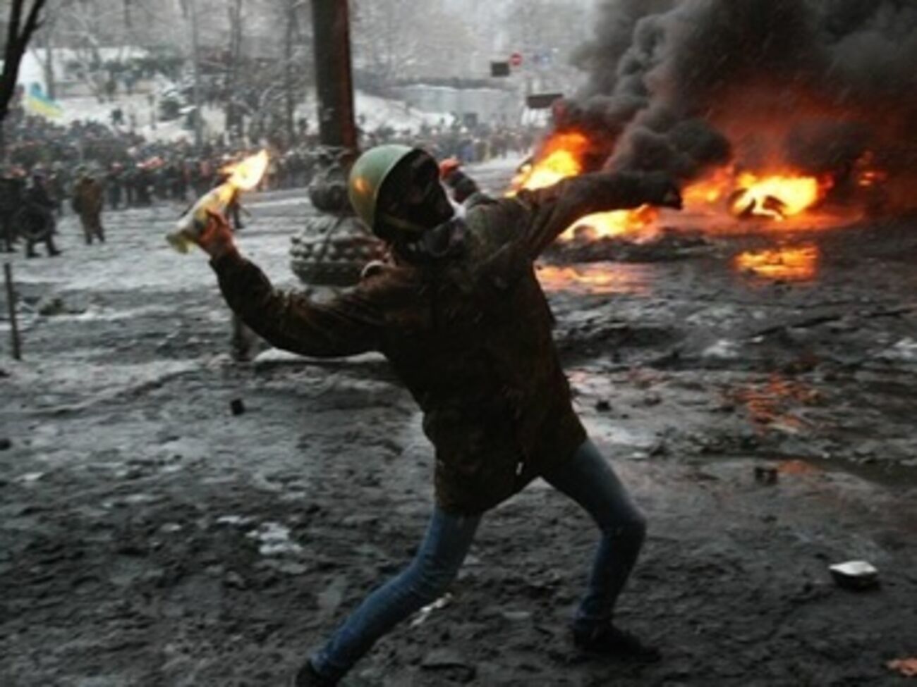 Третий день противостояний на Грушевского прошел за стеной огня. Фоторепортаж