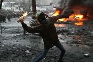 Третий день противостояний на Грушевского прошел за стеной огня. Фоторепортаж