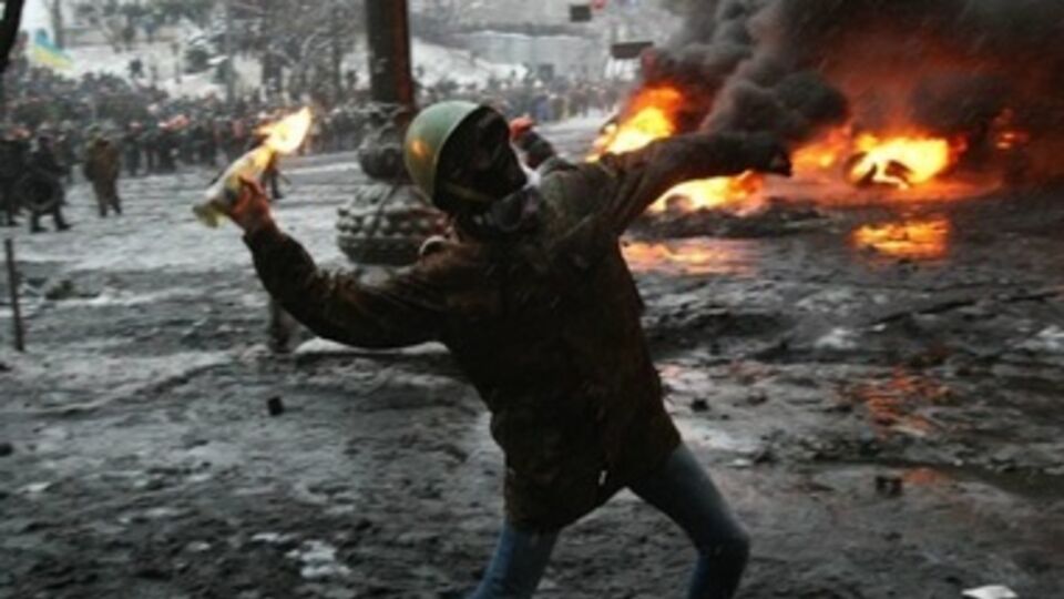 Третий день противостояний на Грушевского прошел за стеной огня. Фоторепортаж