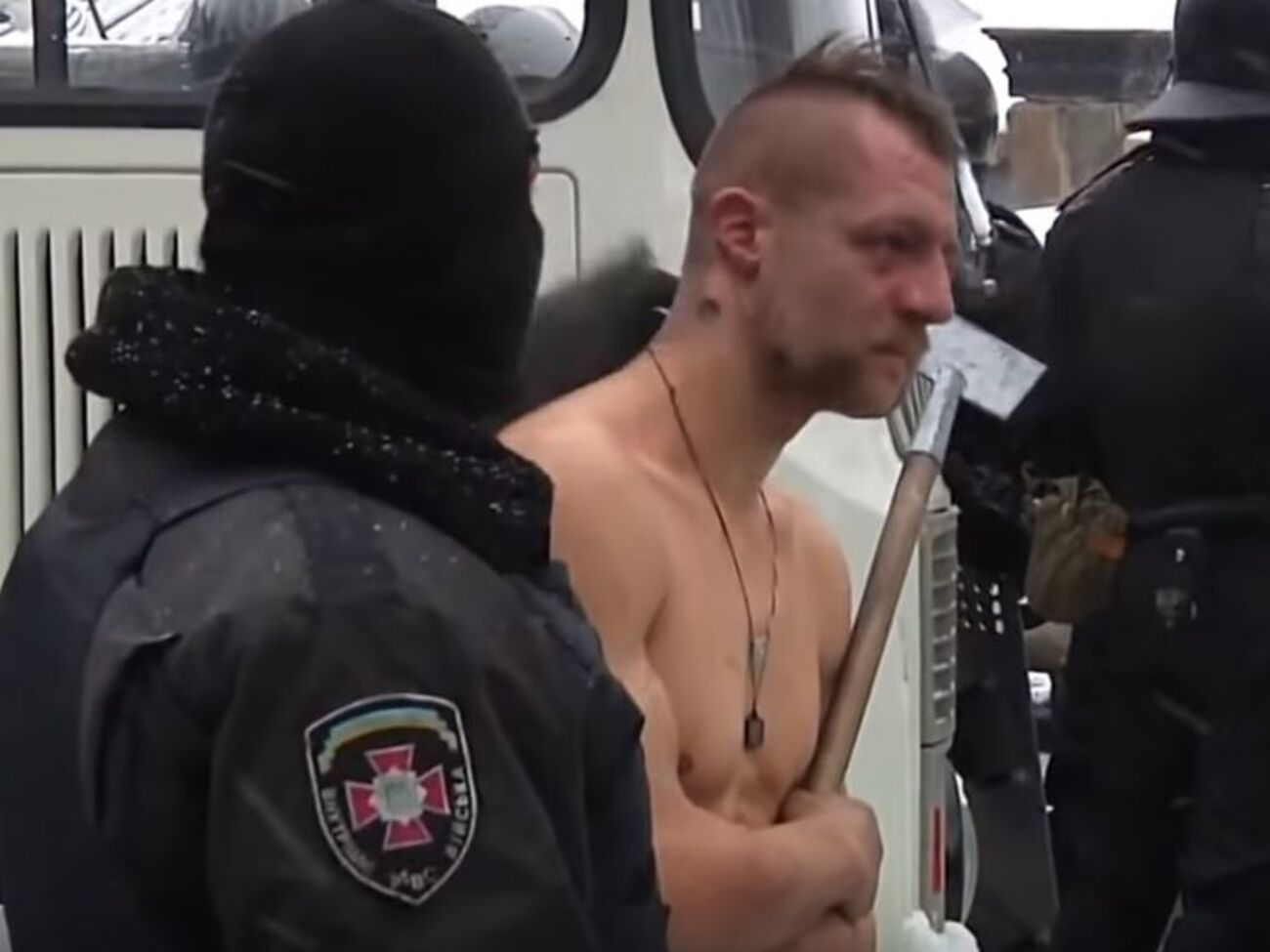 Силовики заставили протестующего раздеться на морозе&nbsp;