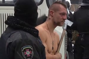 Силовики заставили протестующего раздеться на морозе