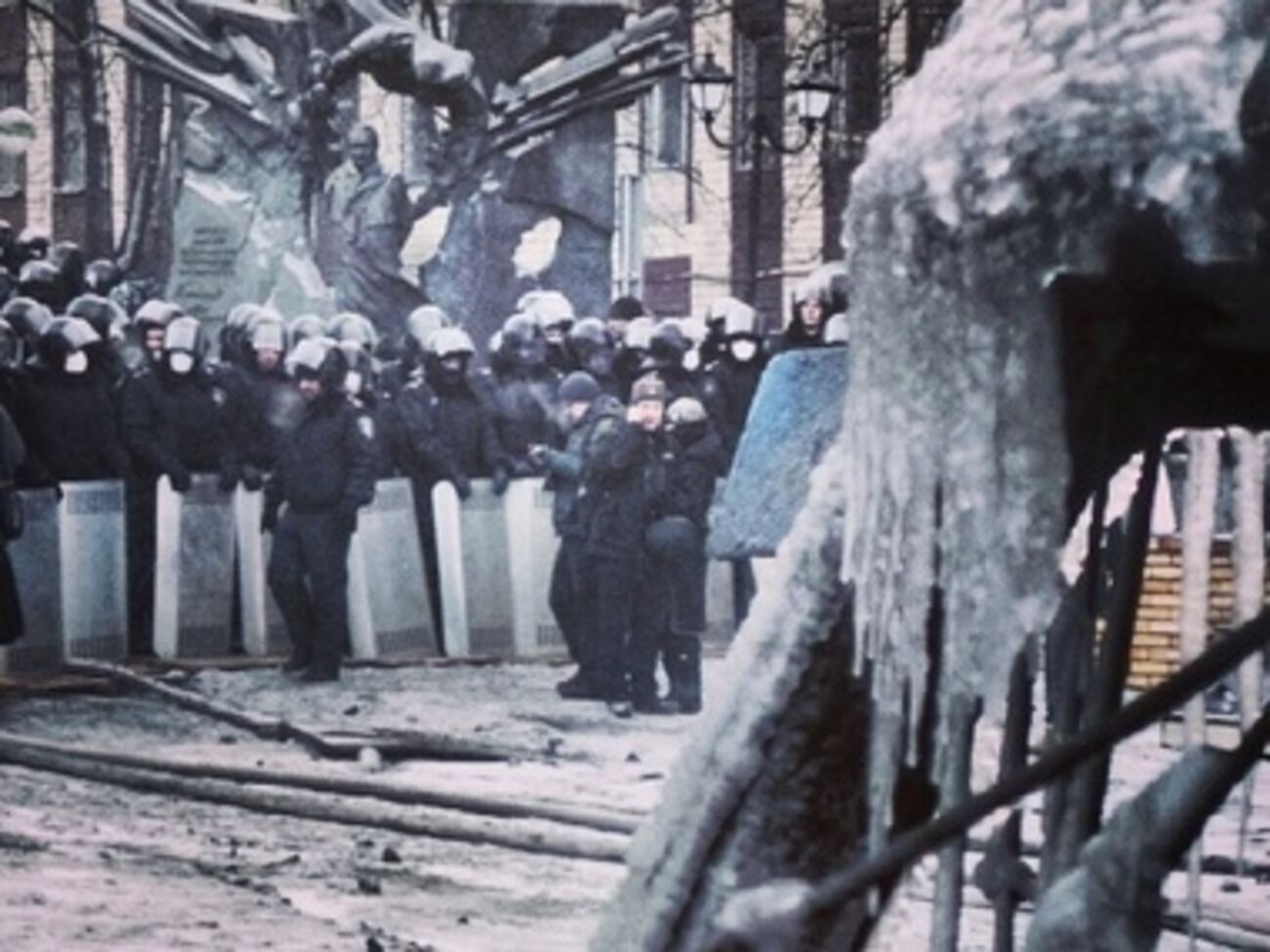 Шеренга милиции на Грушевского