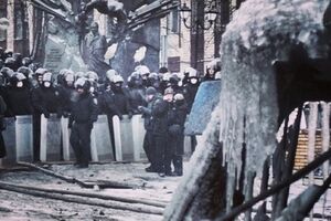 Шеренга милиции на Грушевского