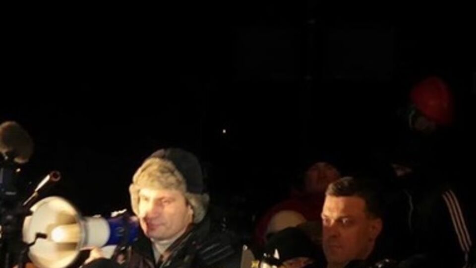 Кличко и Тягнибок убеждают протестующих на Грушевского продлить перемирие. Те свистят и кричат "Ганьба!", "Брехуни!"