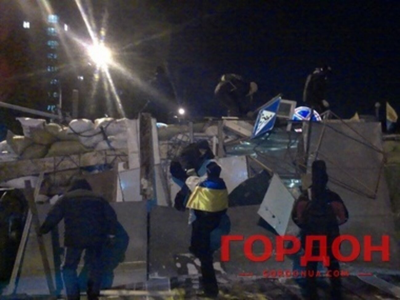 Новая баррикада – высотой около 3 метров