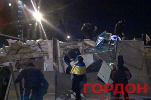 Новая баррикада – высотой около 3 метров