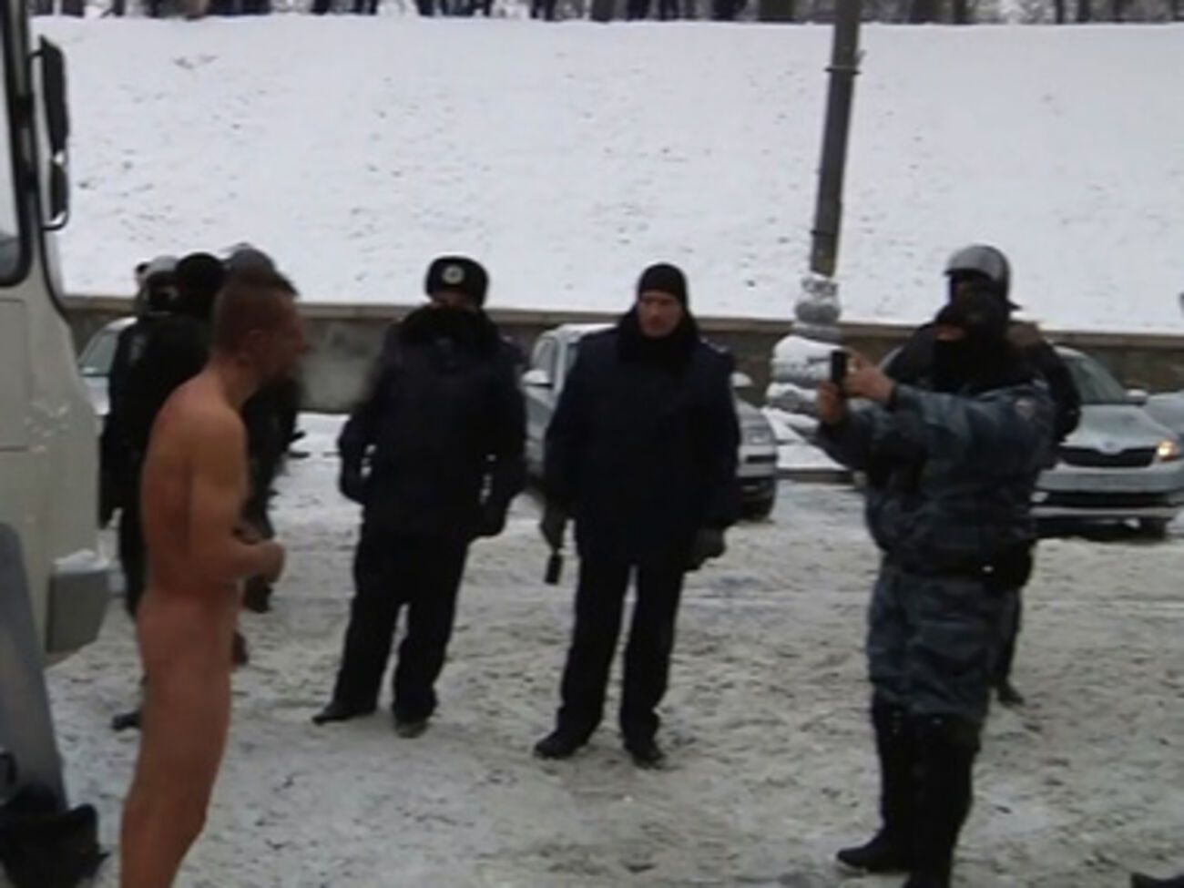 "Беркут" заставляет обнаженного активиста позировать для фото