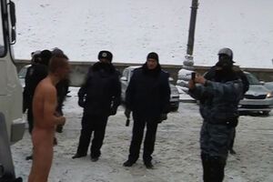 "Беркут" заставляет обнаженного активиста позировать для фото