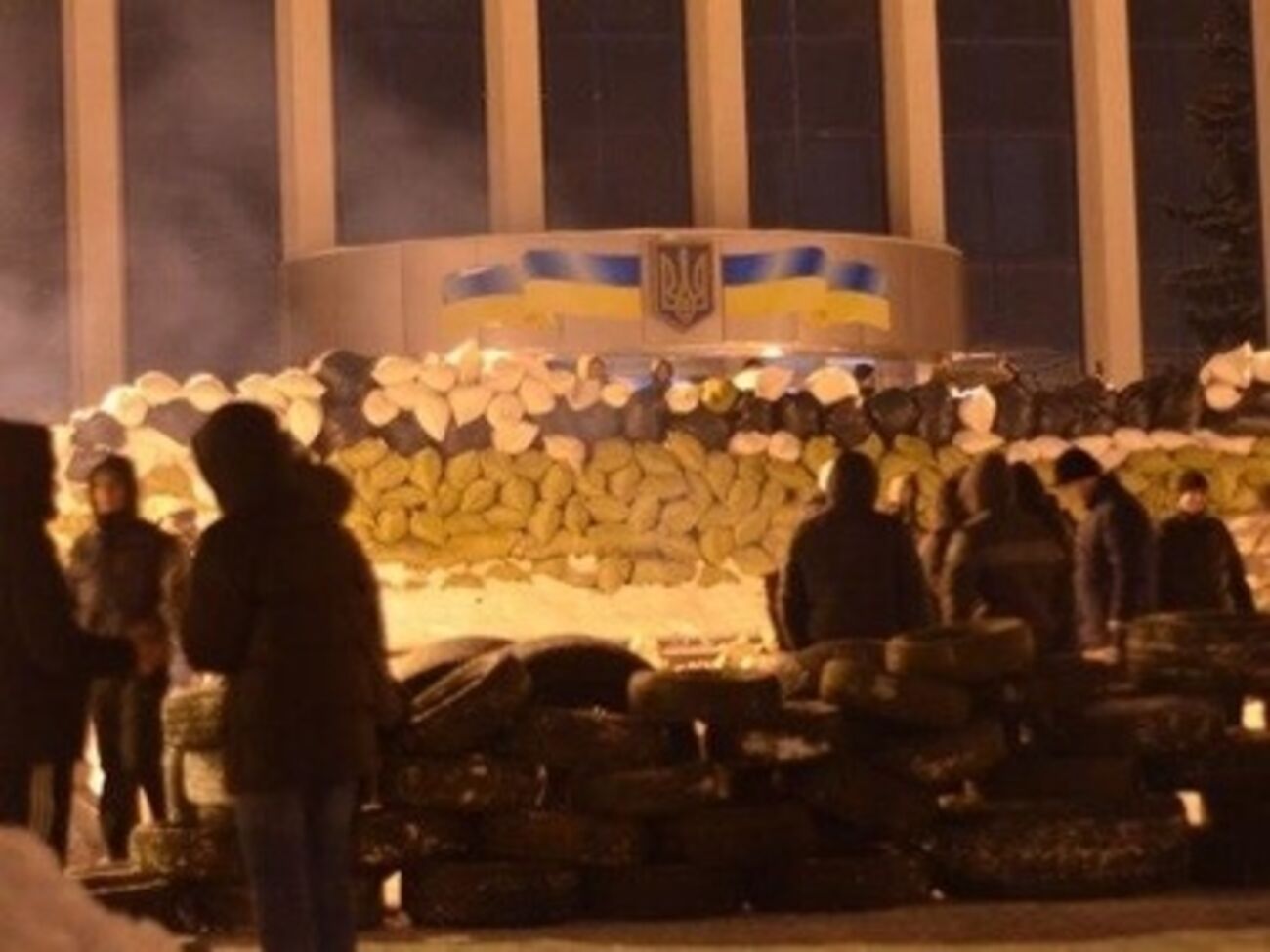 В Ровно и Львове у захваченных ОГА возвели баррикады. Фоторепортаж