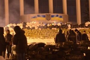 В Ровно и Львове у захваченных ОГА возвели баррикады. Фоторепортаж