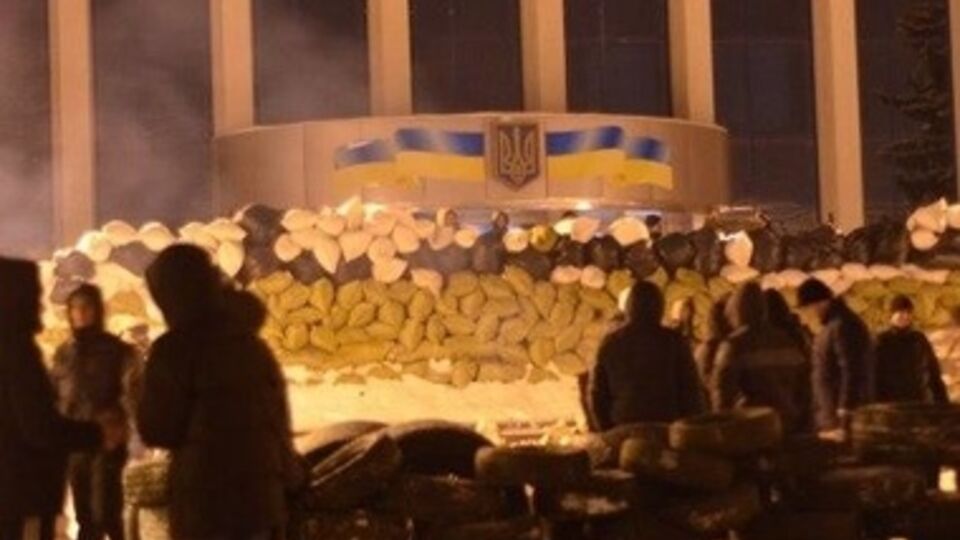 В Ровно и Львове у захваченных ОГА возвели баррикады. Фоторепортаж