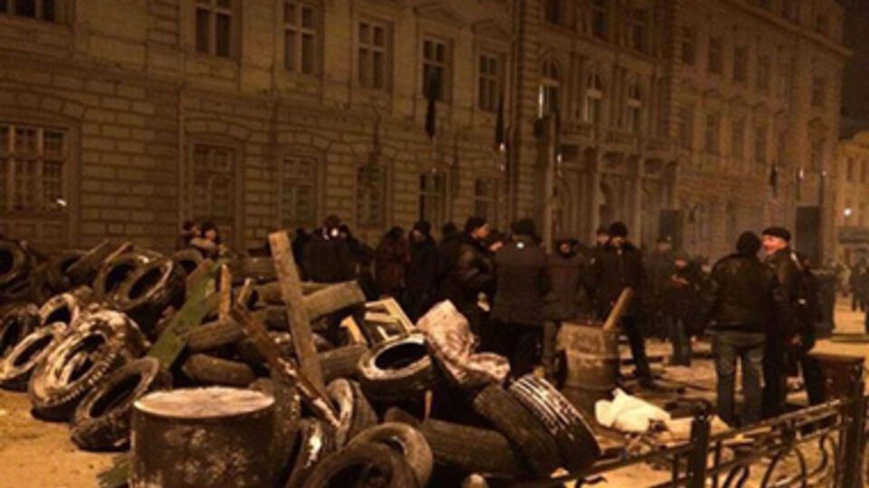 Активисты охраняют здание ОГА
