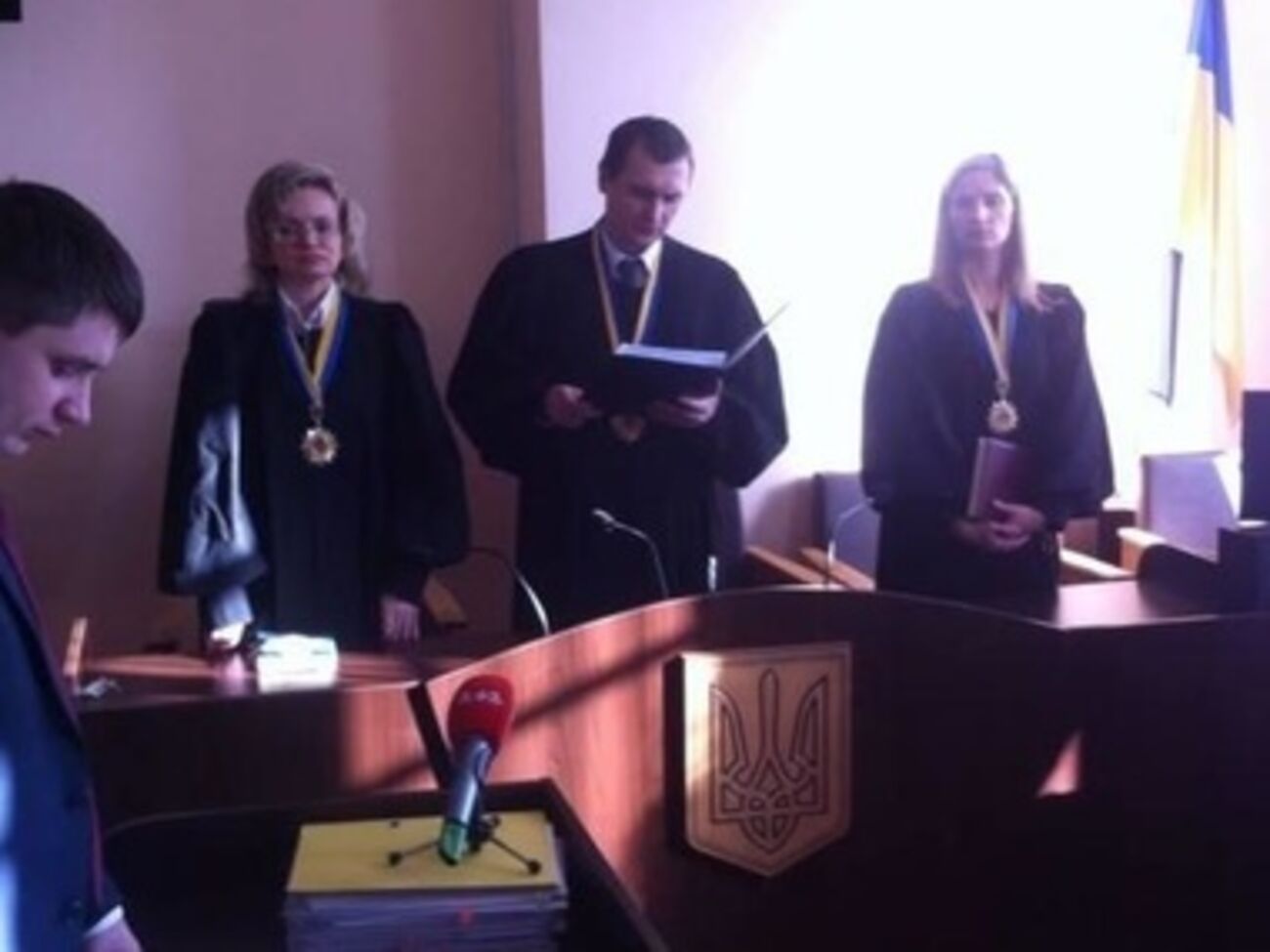 Судья Олег Линник зачитывает решение