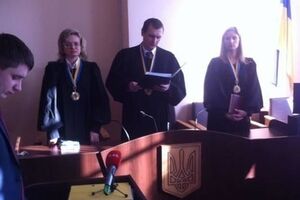 Судья Олег Линник зачитывает решение