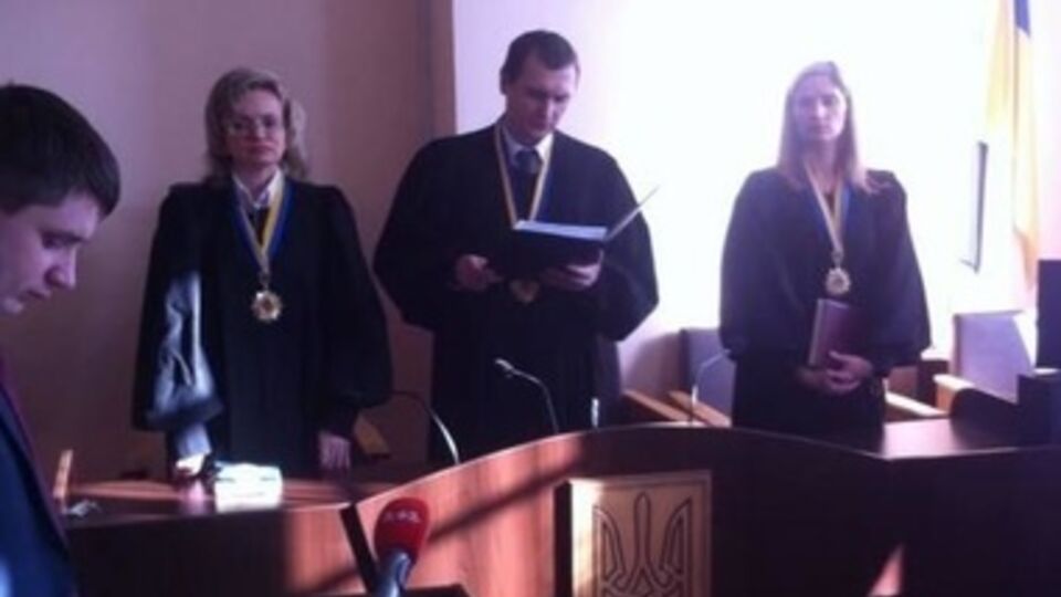 Судья Олег Линник зачитывает решение