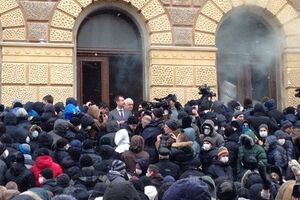 Митингующие формируют отряды самообороны