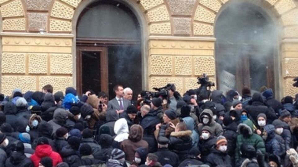 Митингующие формируют отряды самообороны