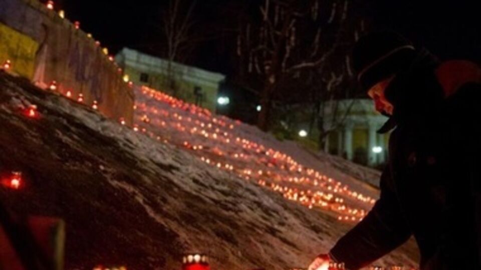 На Майдане в Киеве почтили память погибших активистов. Фоторепортаж