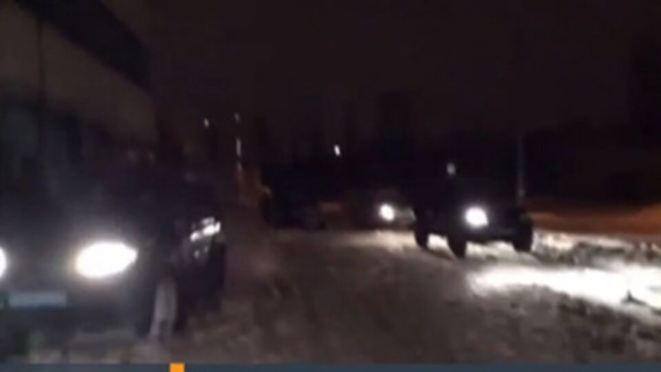 Машини правоохранителей во дворе БСП