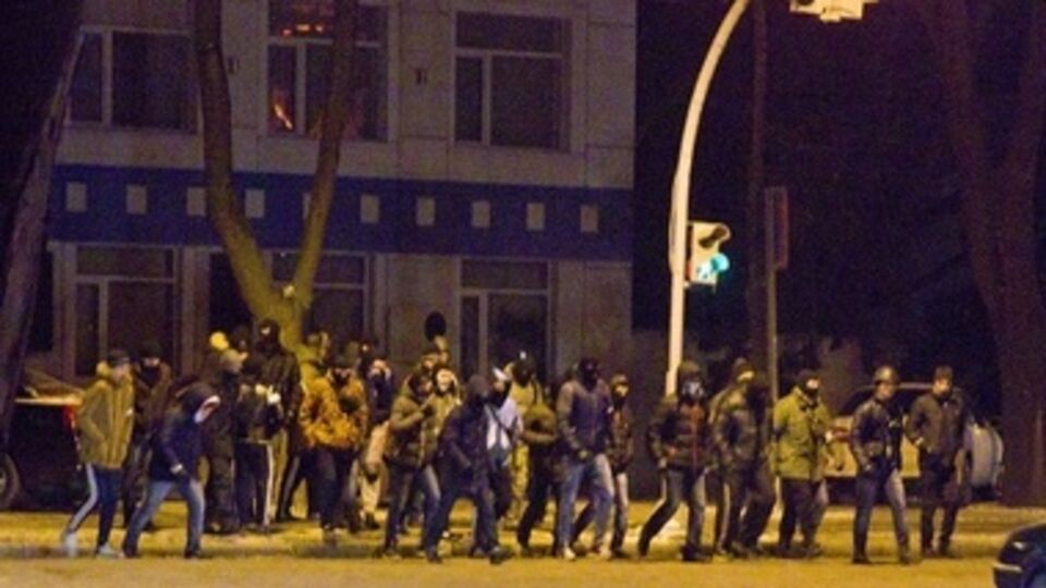 По улицам Одессы активно передвигаются люди в масках