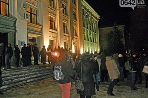 Луганские активисты не рискнули захватывать ОГА. Фоторепортаж