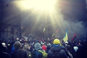 Митингующие блокируют внутренние войска