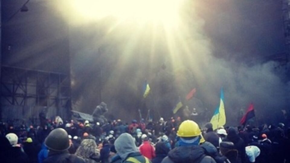 Митингующие блокируют внутренние войска