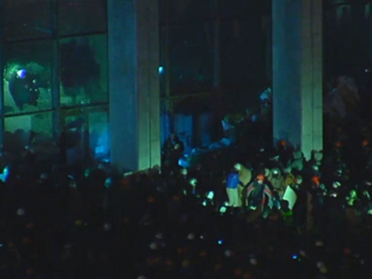 В Киеве активисты начали штурм Украинского дома