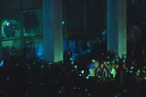 В Киеве активисты начали штурм Украинского дома