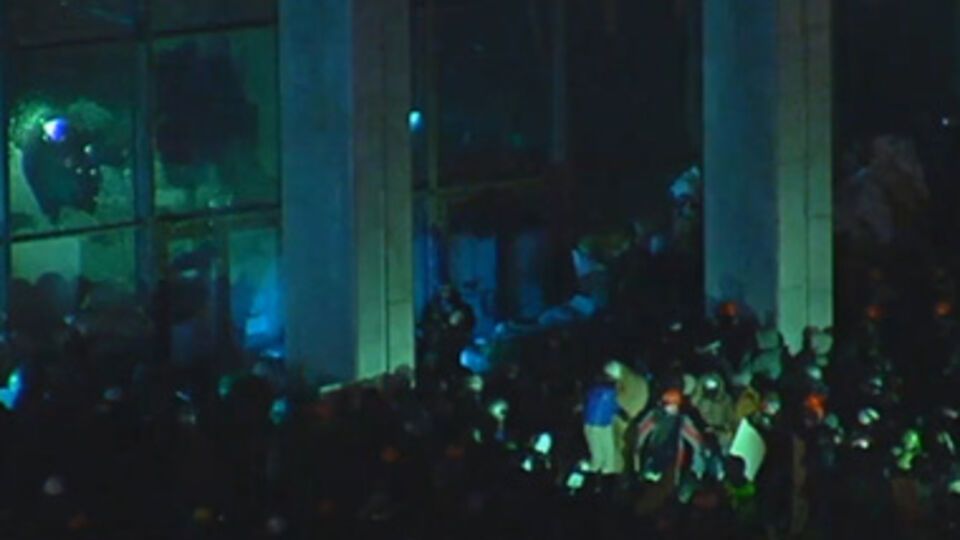 В Киеве активисты начали штурм Украинского дома